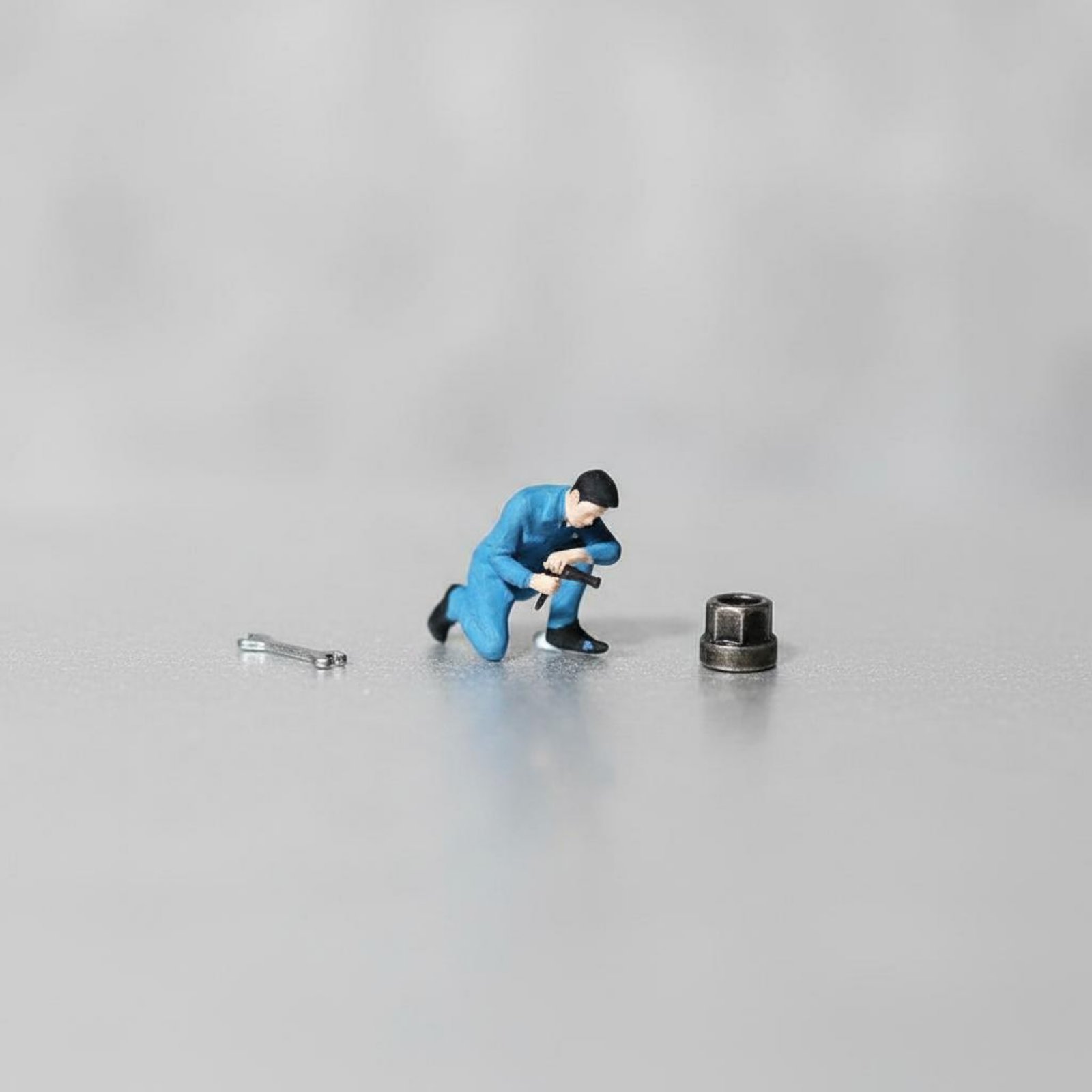 Phone Looking Man Figure Scene - đánh giá và giá Phone Accessories Men