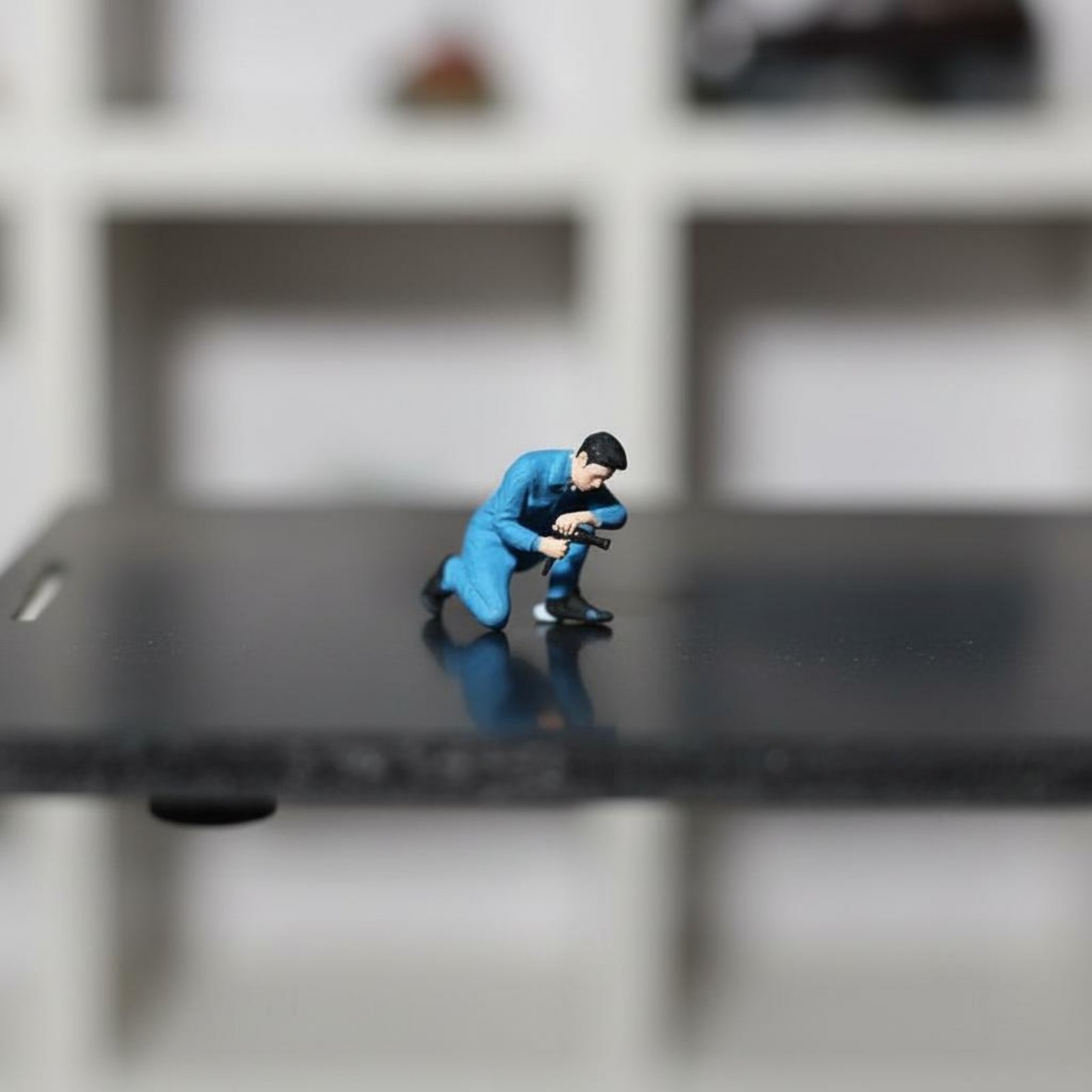 Phone Looking Man Figure Scene - đánh giá và giá Phone Accessories Men