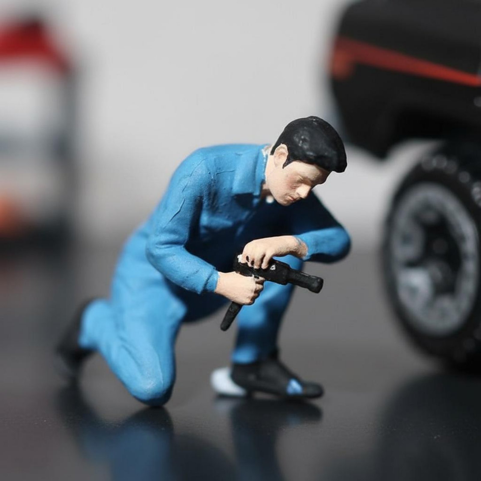 Phone Looking Man Figure Scene - đánh giá và giá Phone Accessories Men